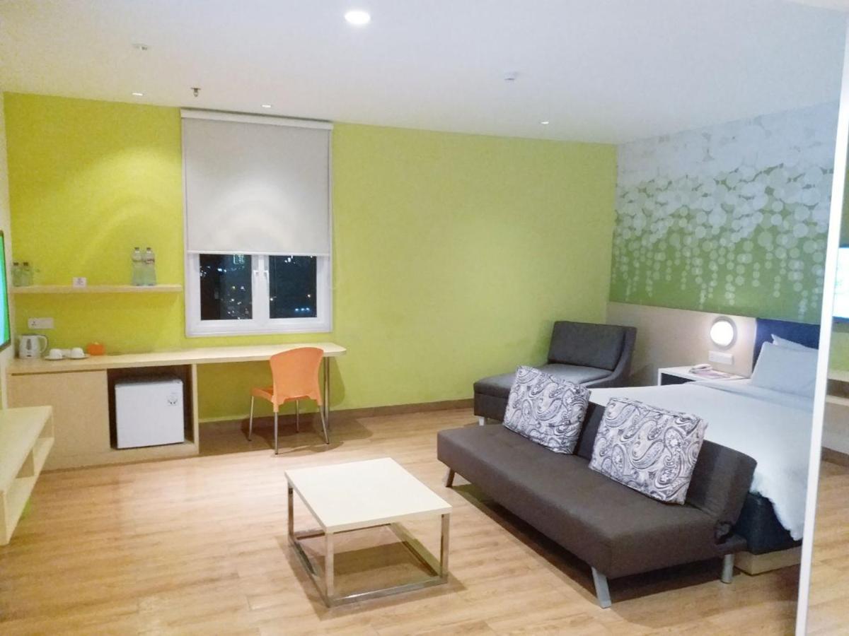 Zest Jemursari By Swiss-Belhotel International Sorabaya Extérieur photo