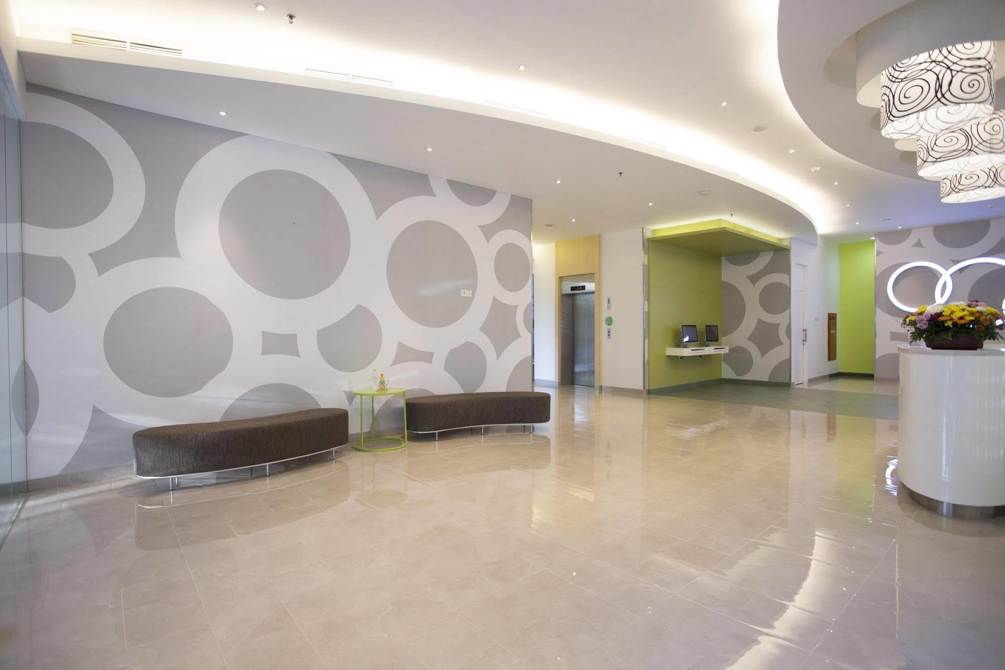 Zest Jemursari By Swiss-Belhotel International Sorabaya Extérieur photo