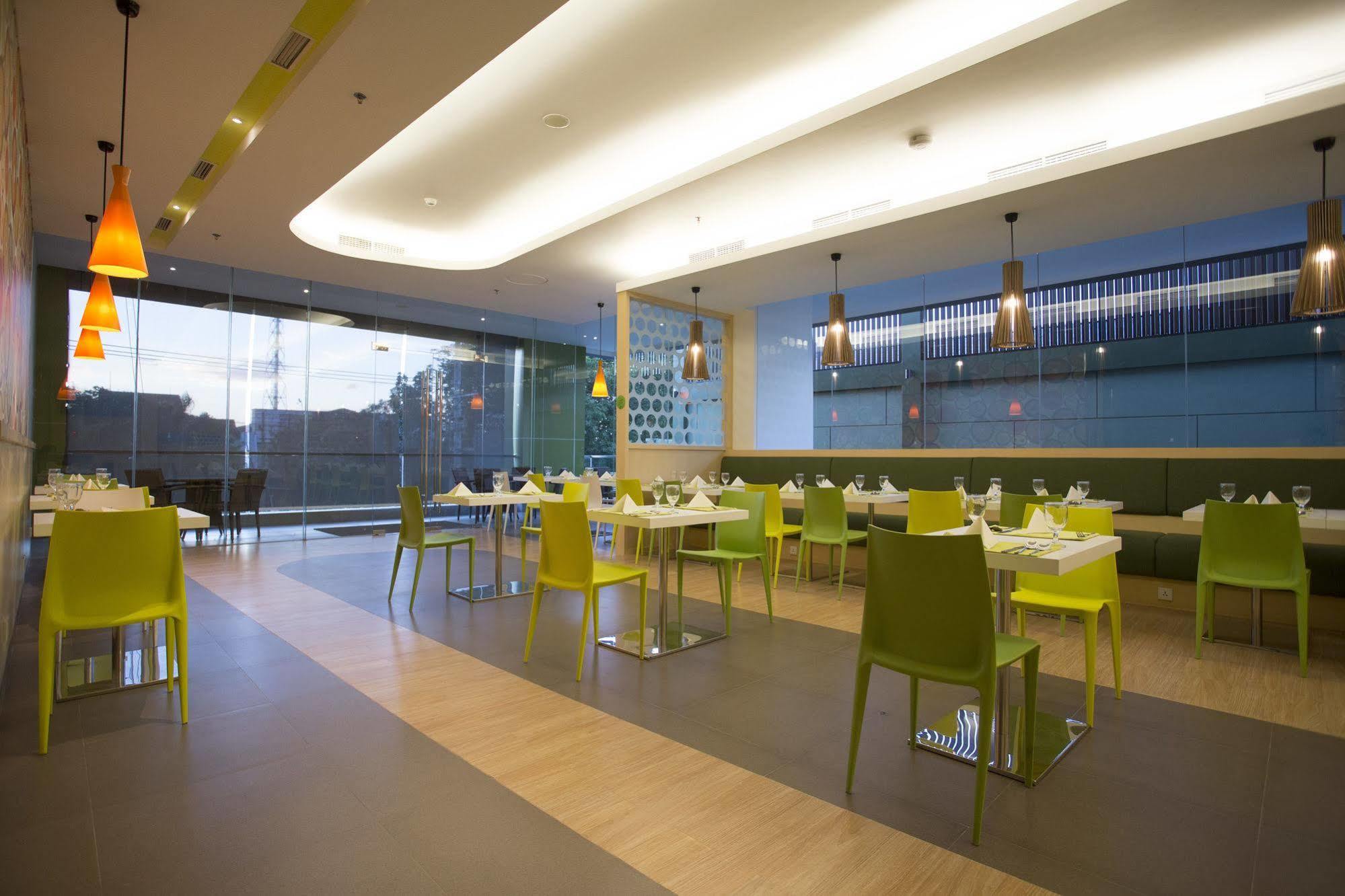 Zest Jemursari By Swiss-Belhotel International Sorabaya Extérieur photo
