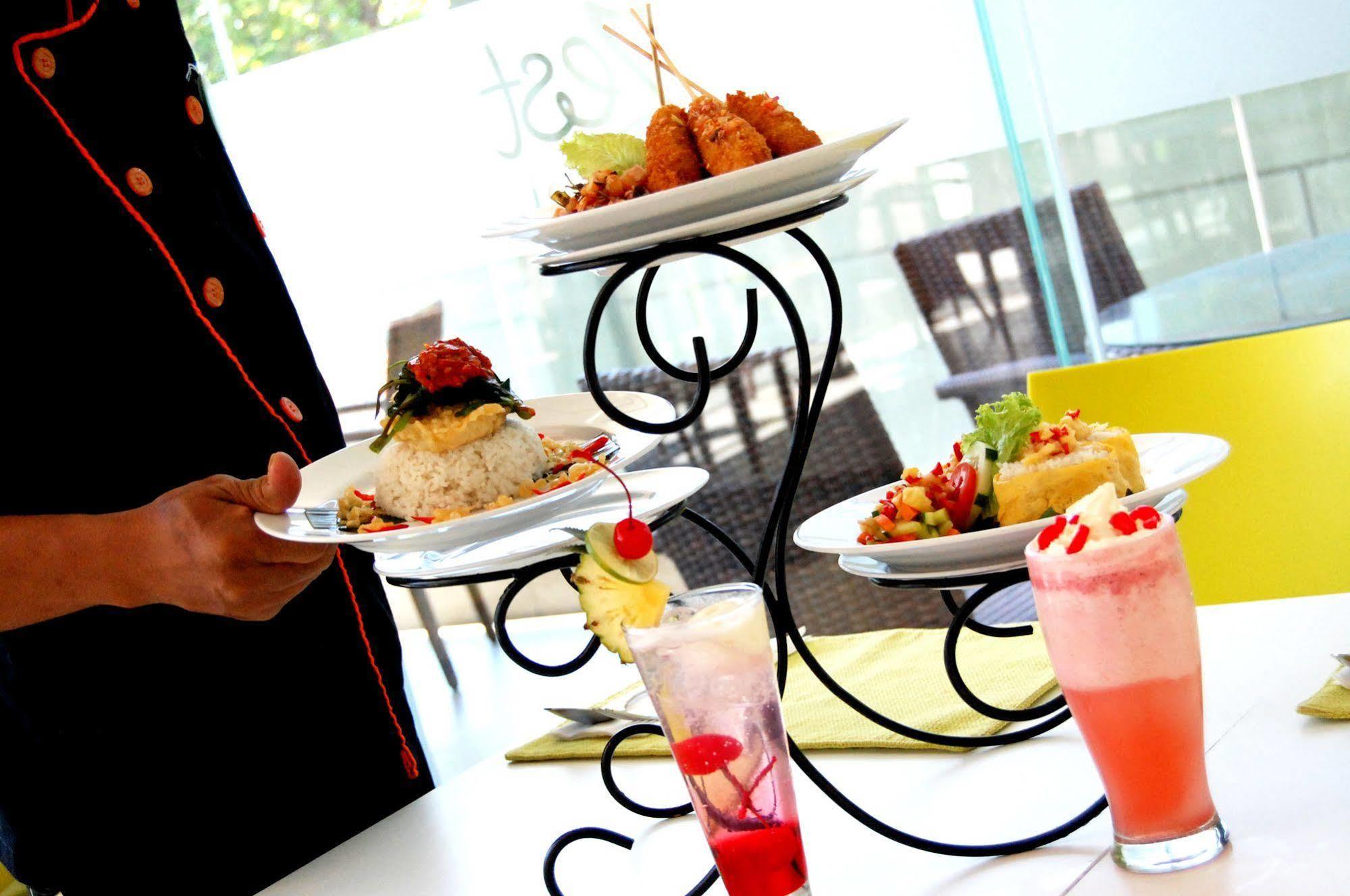 Zest Jemursari By Swiss-Belhotel International Sorabaya Extérieur photo