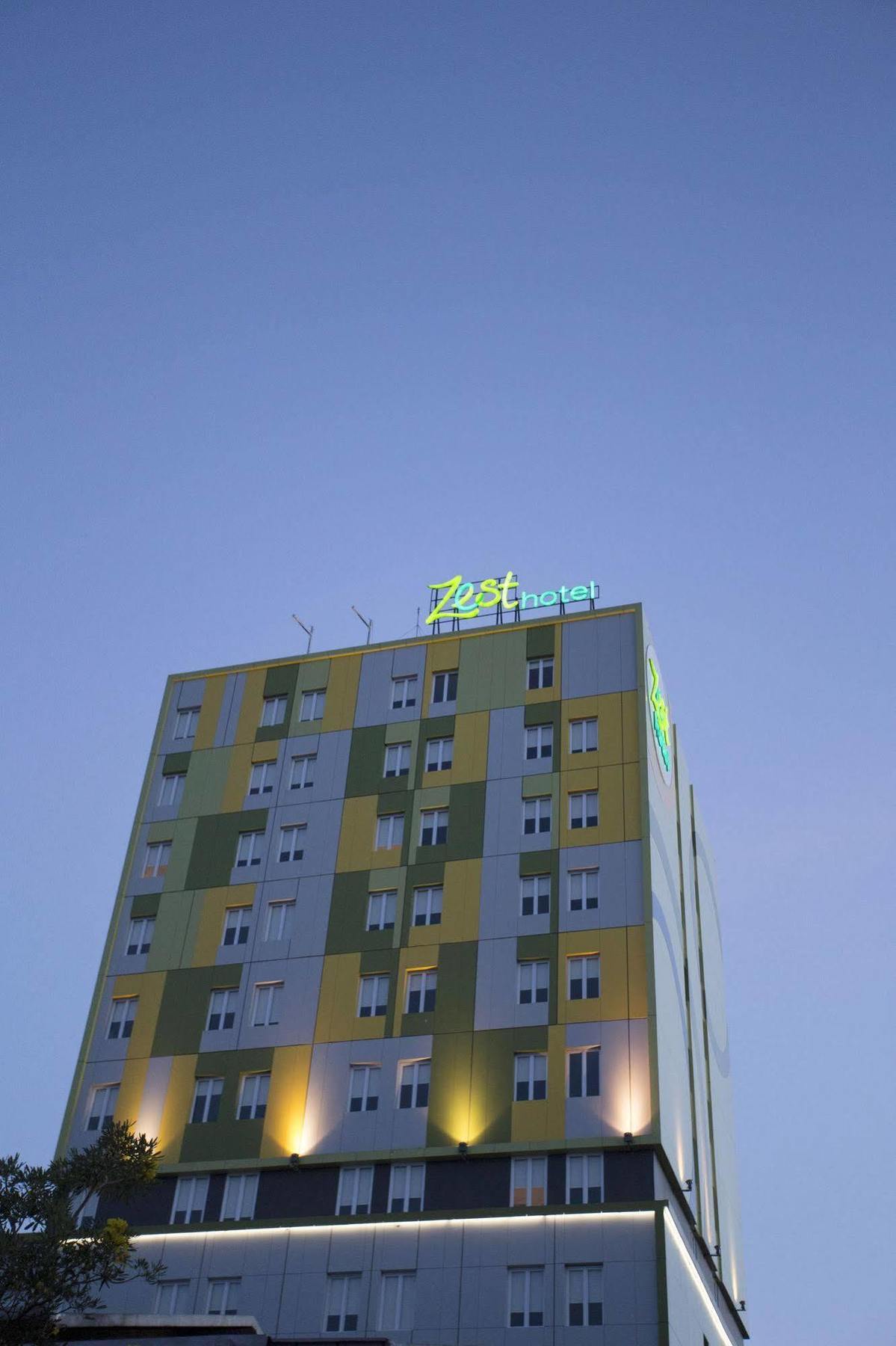 Zest Jemursari By Swiss-Belhotel International Sorabaya Extérieur photo