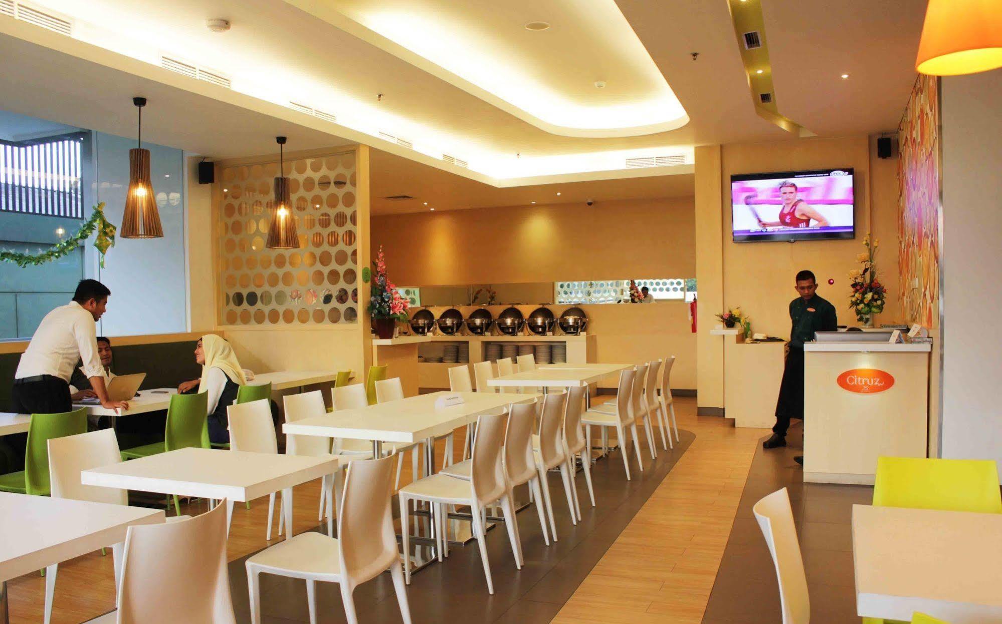 Zest Jemursari By Swiss-Belhotel International Sorabaya Extérieur photo
